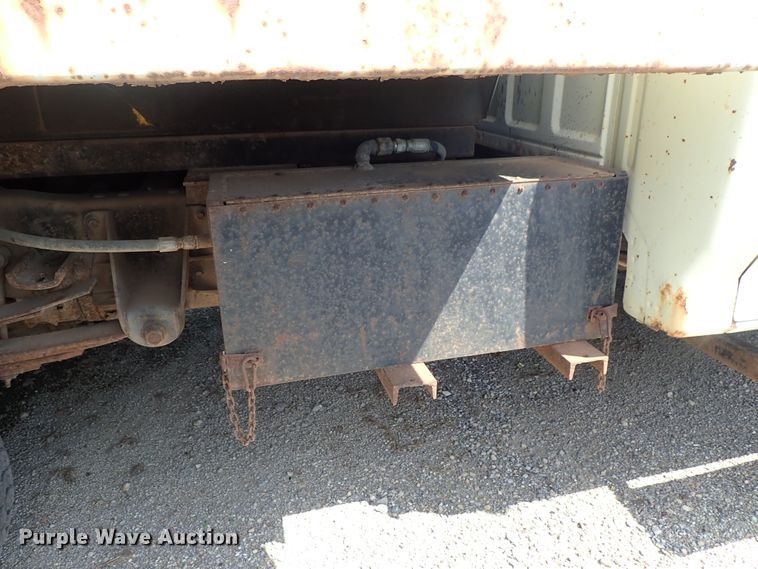 image for item DE0919 1990 Ford F450 Super Duty dump truck
