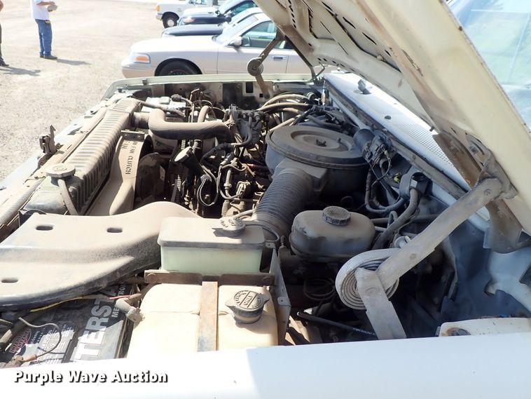 image for item DE0919 1990 Ford F450 Super Duty dump truck