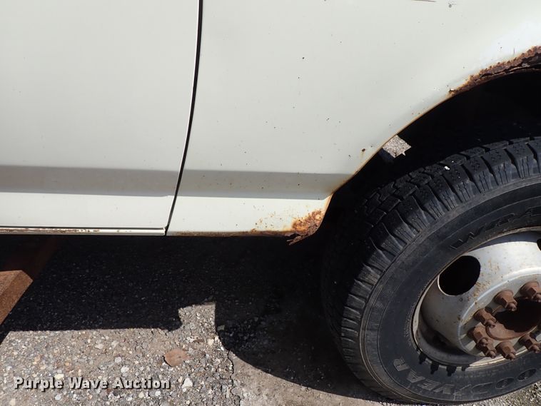 image for item DE0919 1990 Ford F450 Super Duty dump truck