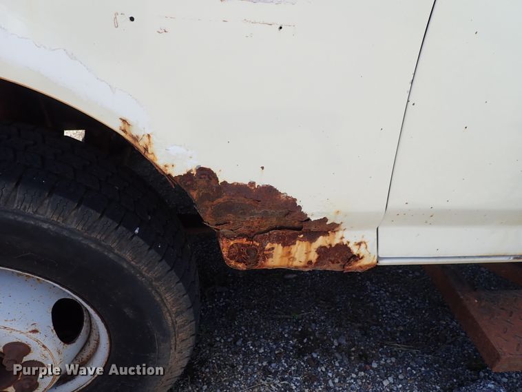 image for item DE0919 1990 Ford F450 Super Duty dump truck