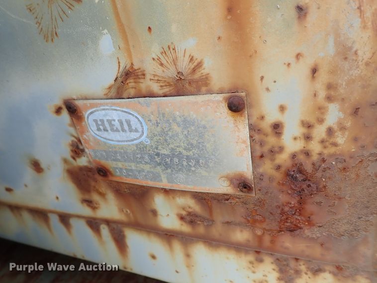 image for item DE0919 1990 Ford F450 Super Duty dump truck