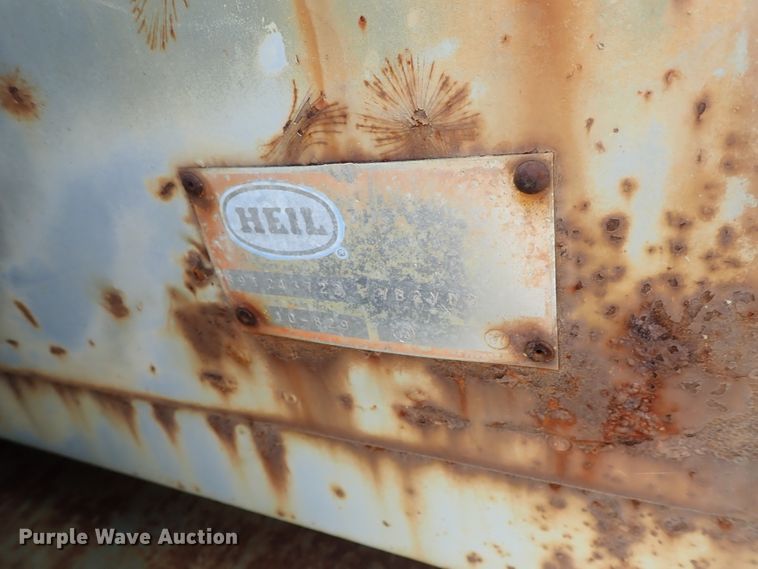 image for item DE0919 1990 Ford F450 Super Duty dump truck