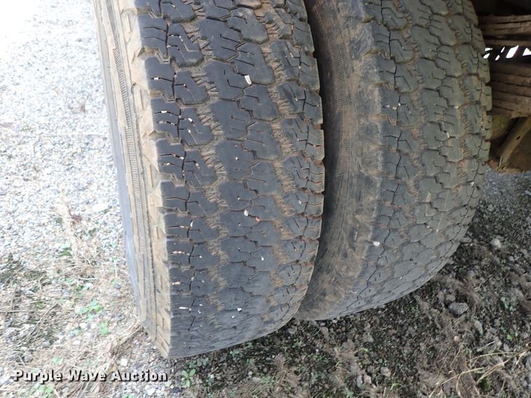 image for item DE0919 1990 Ford F450 Super Duty dump truck