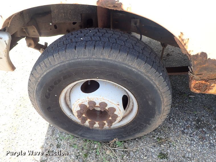 image for item DE0919 1990 Ford F450 Super Duty dump truck