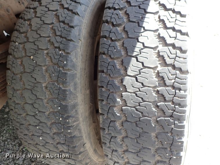 image for item DE0919 1990 Ford F450 Super Duty dump truck