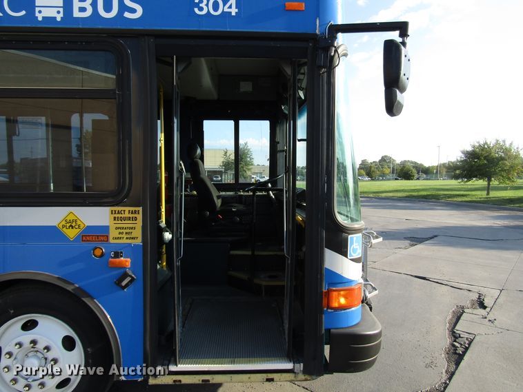 image for item DG8174 2007 Gillig G29E102R2 shuttle bus