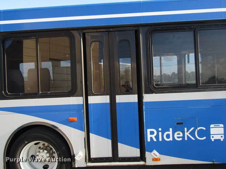 image for item DG8174 2007 Gillig G29E102R2 shuttle bus
