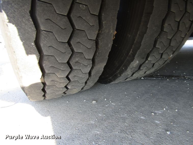 image for item DG8174 2007 Gillig G29E102R2 shuttle bus