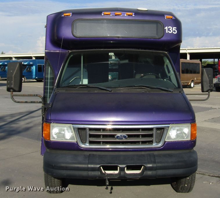 image for item DG8175 2007 Ford E450 shuttle bus