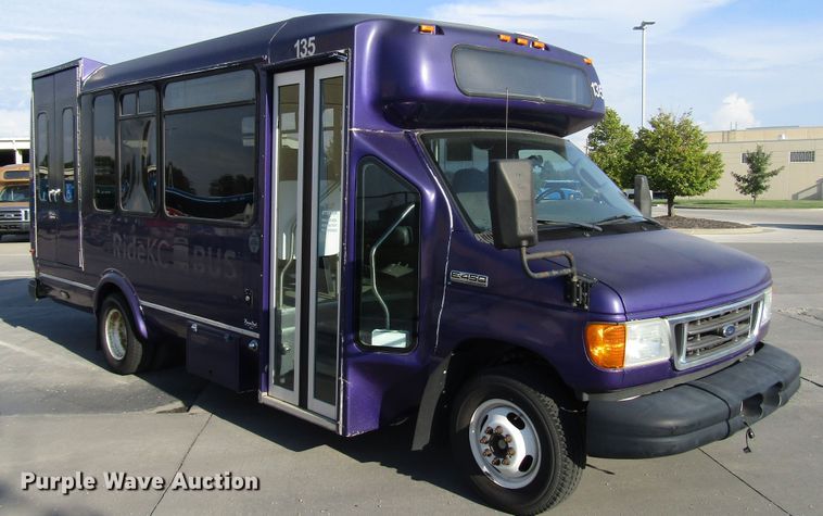 image for item DG8175 2007 Ford E450 shuttle bus