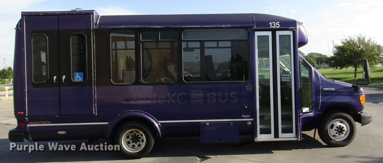 image for item DG8175 2007 Ford E450 shuttle bus
