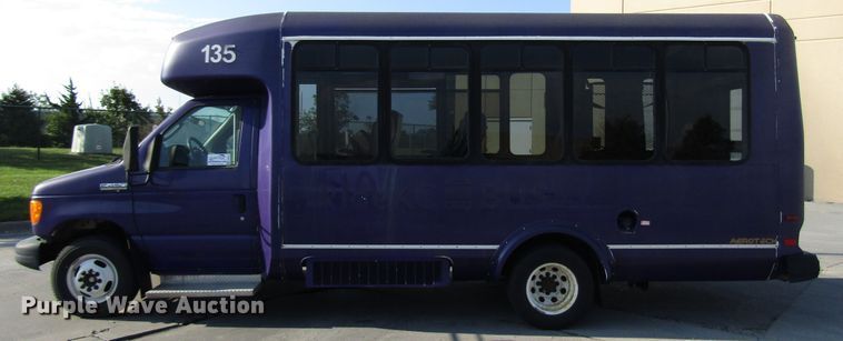 image for item DG8175 2007 Ford E450 shuttle bus