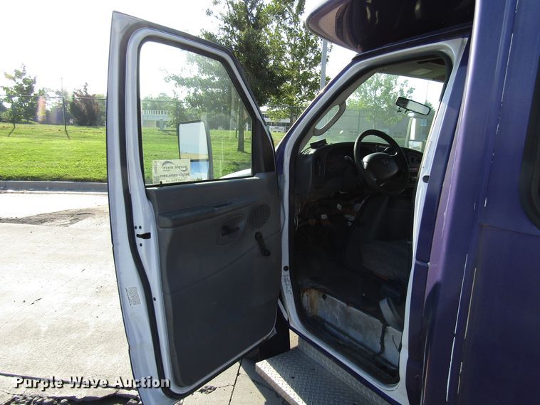image for item DG8175 2007 Ford E450 shuttle bus