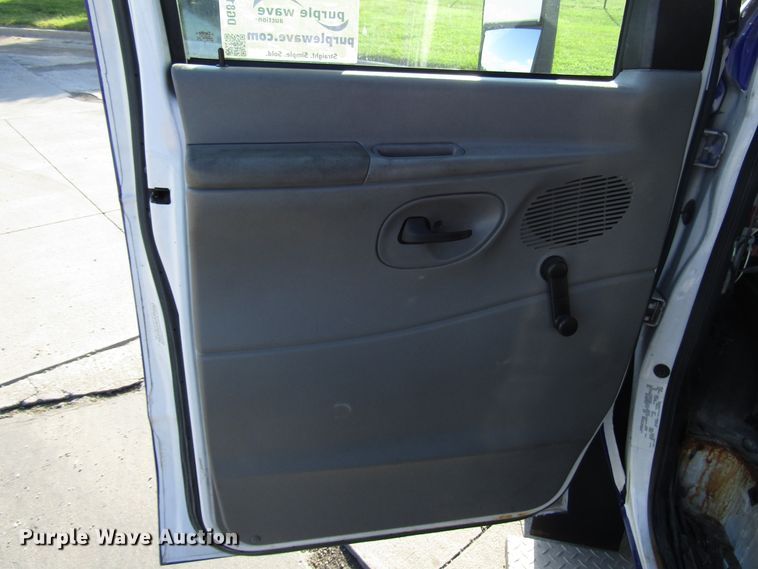 image for item DG8175 2007 Ford E450 shuttle bus