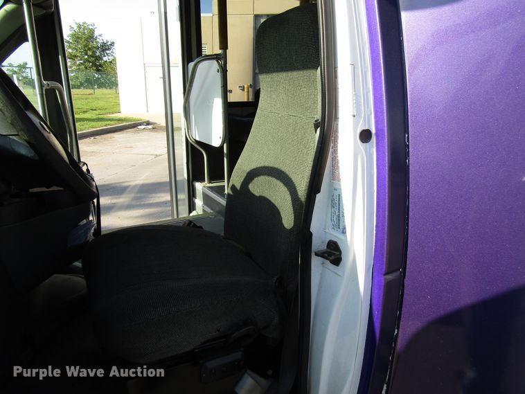 image for item DG8175 2007 Ford E450 shuttle bus