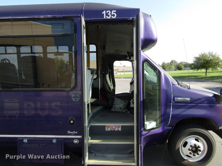 image for item DG8175 2007 Ford E450 shuttle bus