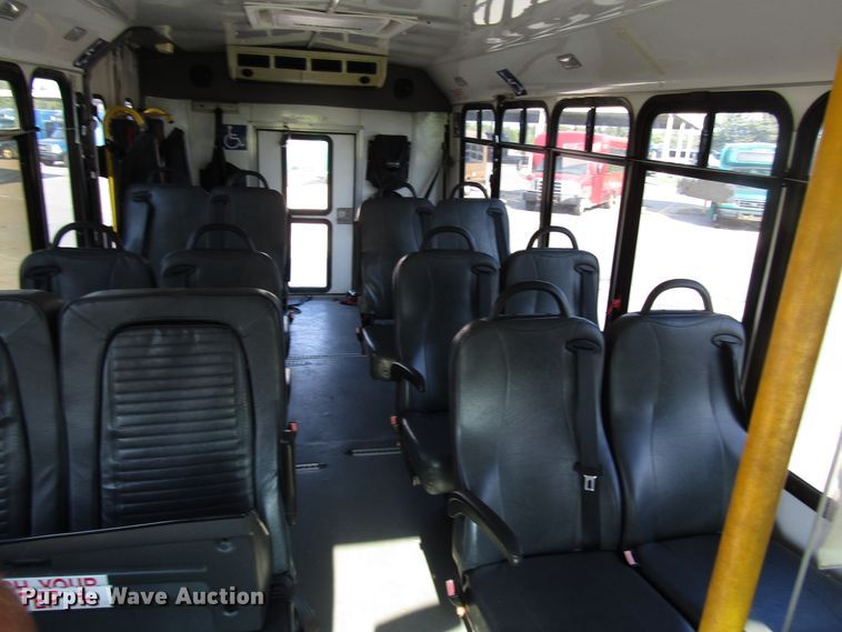 image for item DG8175 2007 Ford E450 shuttle bus
