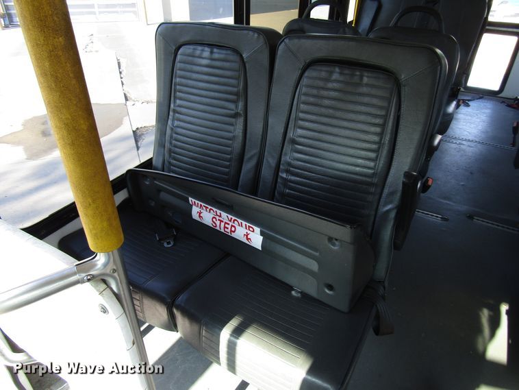 image for item DG8175 2007 Ford E450 shuttle bus