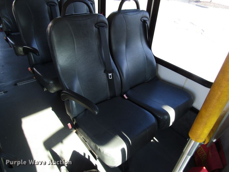 image for item DG8175 2007 Ford E450 shuttle bus