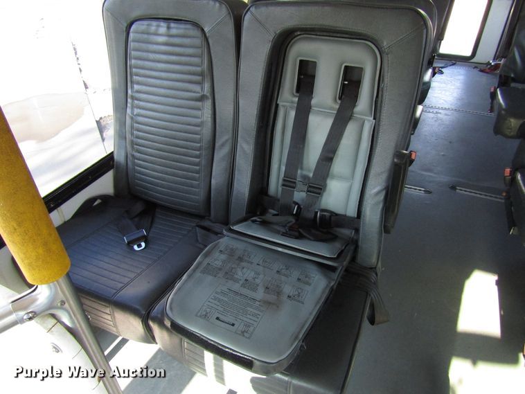 image for item DG8175 2007 Ford E450 shuttle bus