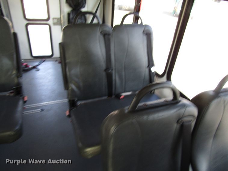 image for item DG8175 2007 Ford E450 shuttle bus