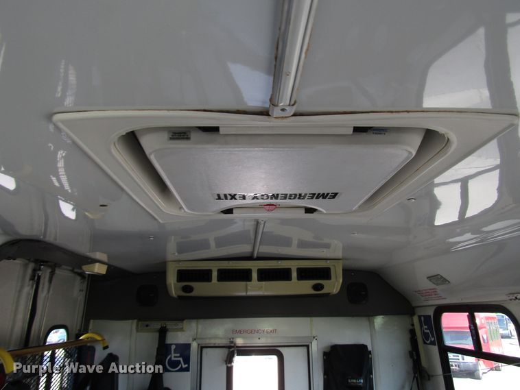 image for item DG8175 2007 Ford E450 shuttle bus