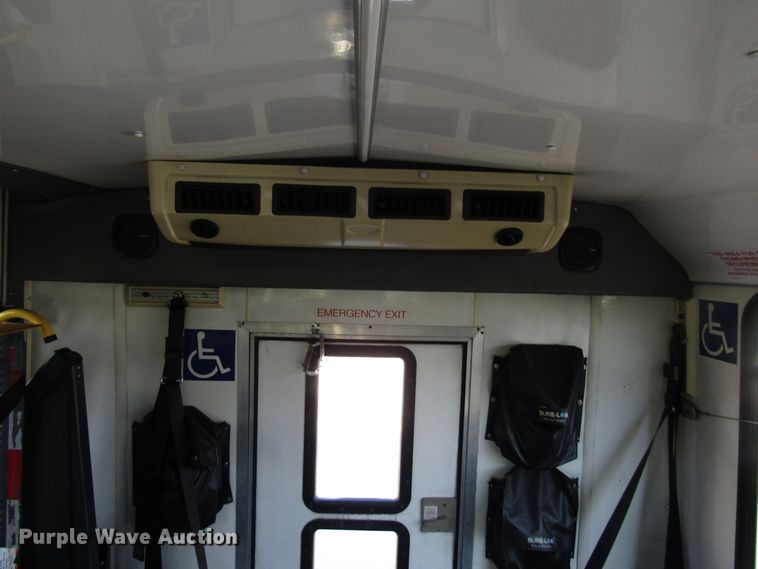 image for item DG8175 2007 Ford E450 shuttle bus