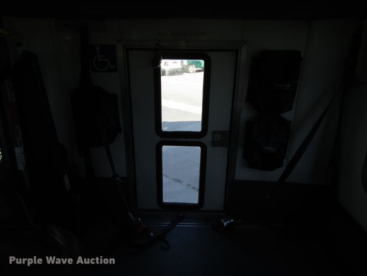 image for item DG8175 2007 Ford E450 shuttle bus