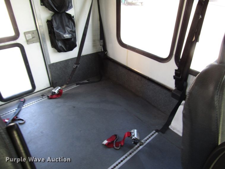 image for item DG8175 2007 Ford E450 shuttle bus