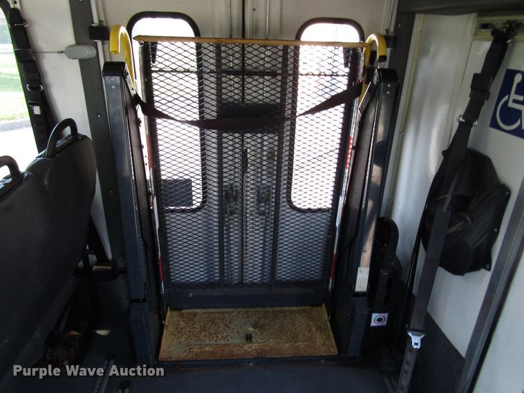 image for item DG8175 2007 Ford E450 shuttle bus