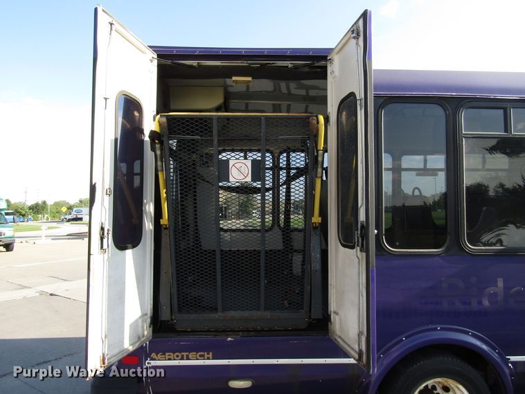 image for item DG8175 2007 Ford E450 shuttle bus