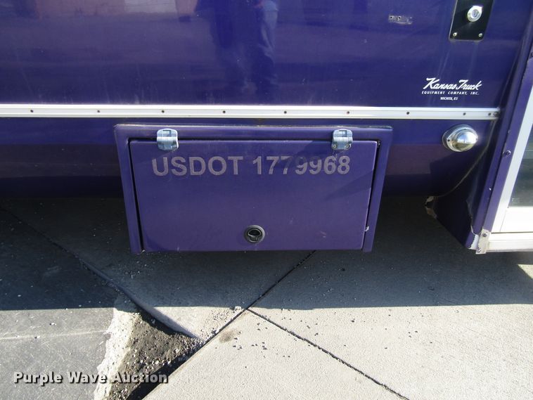 image for item DG8175 2007 Ford E450 shuttle bus