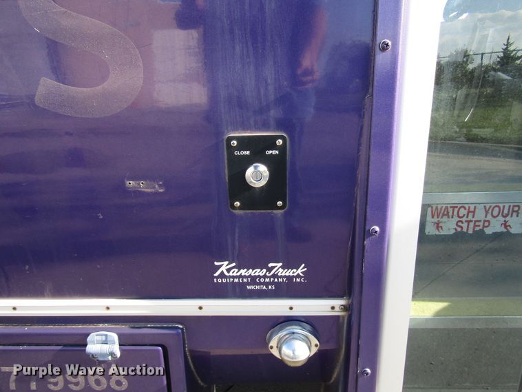 image for item DG8175 2007 Ford E450 shuttle bus