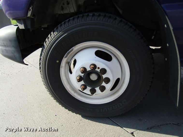 image for item DG8175 2007 Ford E450 shuttle bus