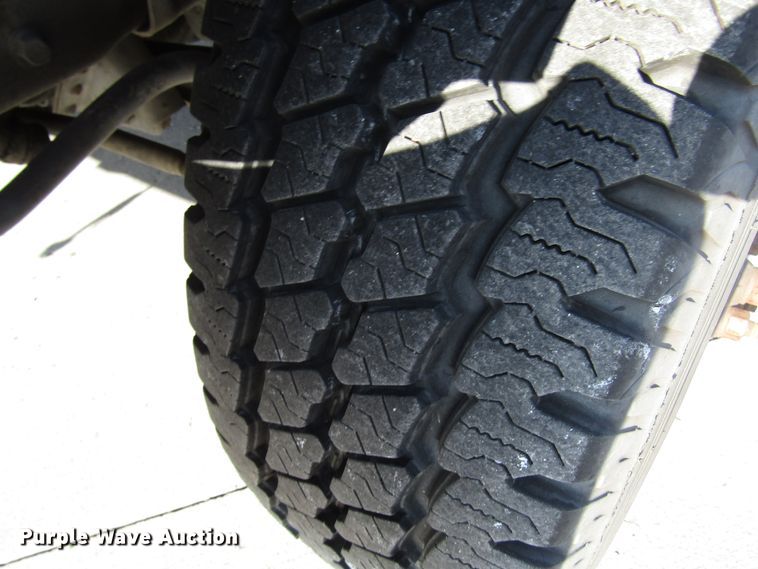 image for item DG8175 2007 Ford E450 shuttle bus