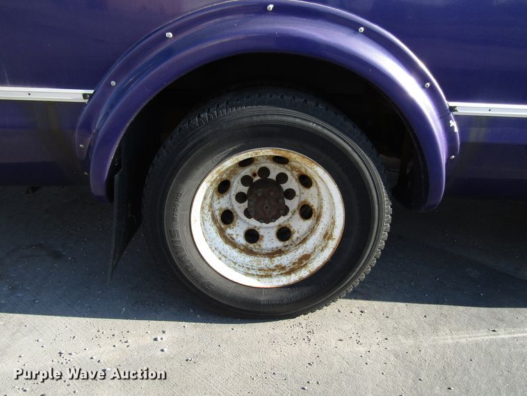 image for item DG8175 2007 Ford E450 shuttle bus