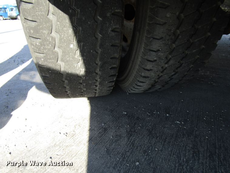 image for item DG8175 2007 Ford E450 shuttle bus