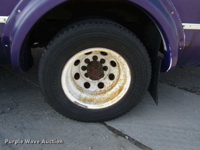 image for item DG8175 2007 Ford E450 shuttle bus