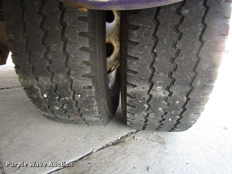 image for item DG8175 2007 Ford E450 shuttle bus