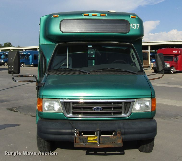 image for item DG8176 2007 Ford E450 shuttle bus
