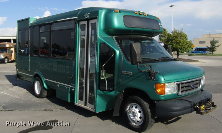 image for item DG8176 2007 Ford E450 shuttle bus