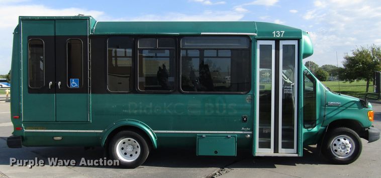 image for item DG8176 2007 Ford E450 shuttle bus