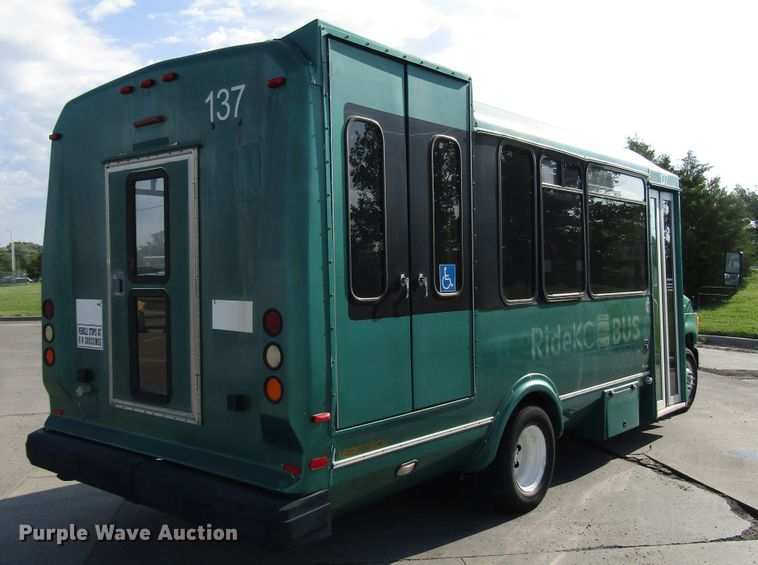 image for item DG8176 2007 Ford E450 shuttle bus