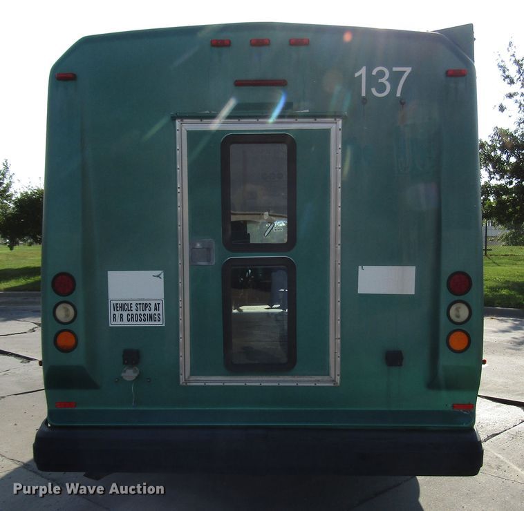 image for item DG8176 2007 Ford E450 shuttle bus