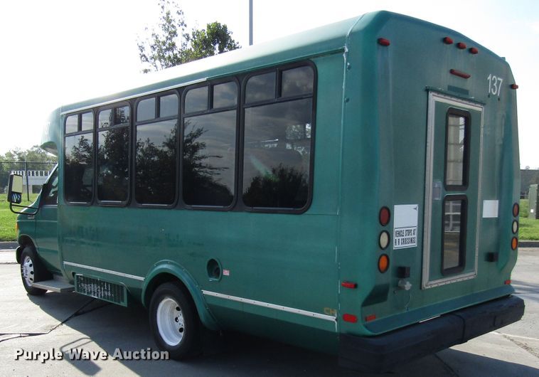 image for item DG8176 2007 Ford E450 shuttle bus