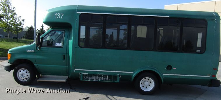 image for item DG8176 2007 Ford E450 shuttle bus