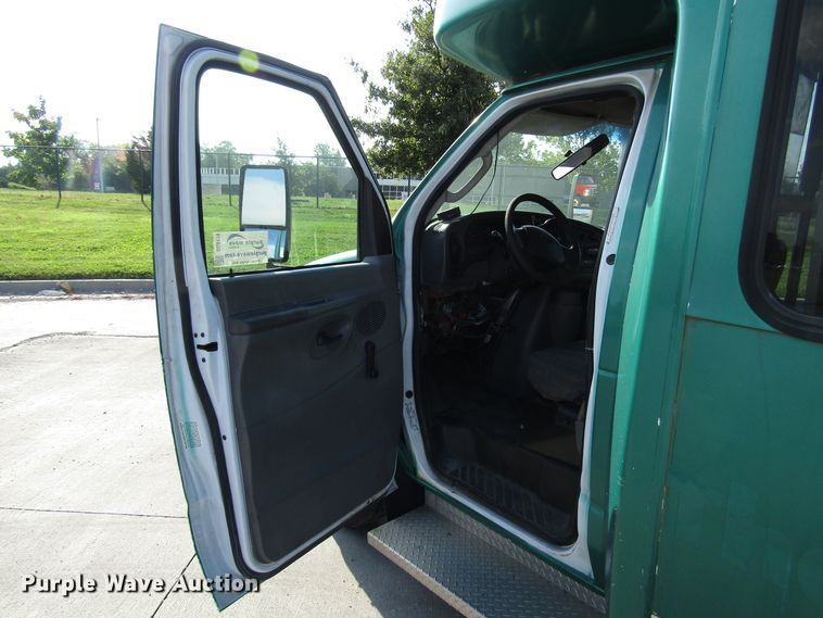 image for item DG8176 2007 Ford E450 shuttle bus
