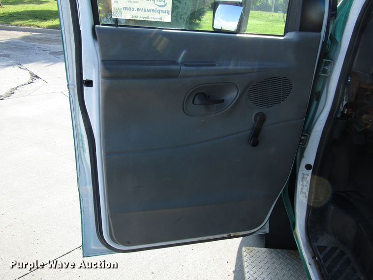 image for item DG8176 2007 Ford E450 shuttle bus