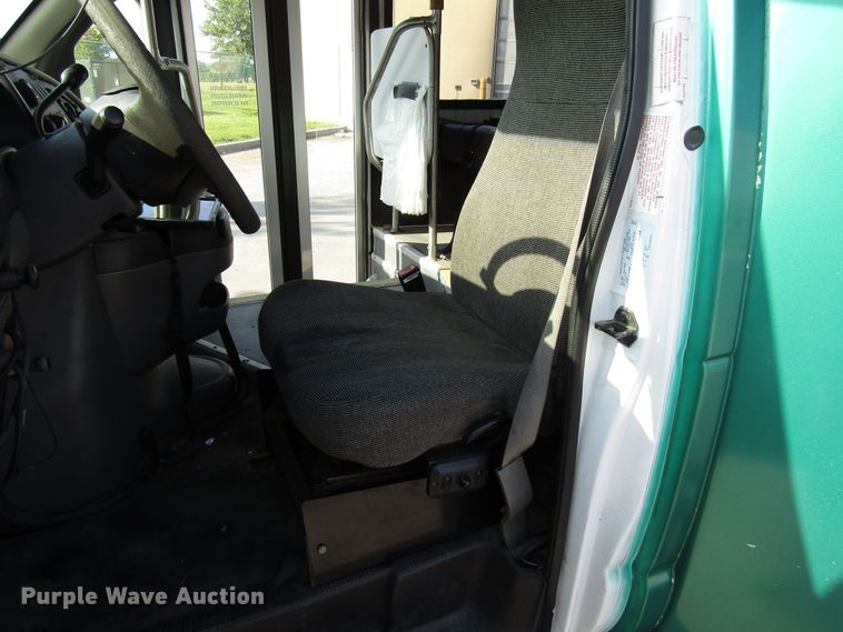 image for item DG8176 2007 Ford E450 shuttle bus