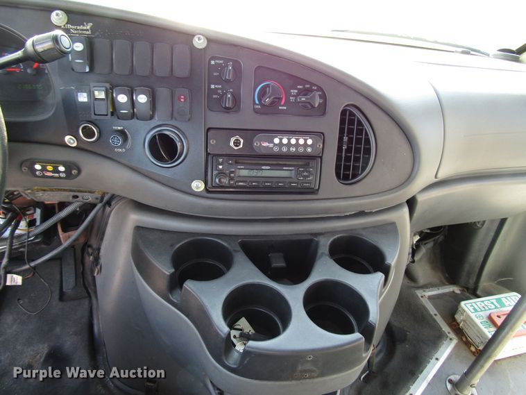 image for item DG8176 2007 Ford E450 shuttle bus